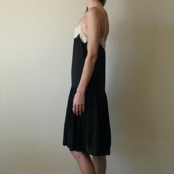 Lyell NYC scalloped silk pleated dress - Picture 5 of 7